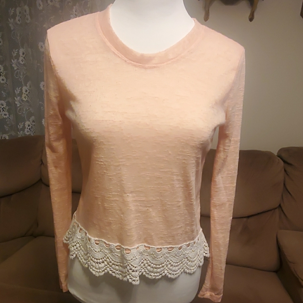Lightweight long sleeve shirt with crochet hem